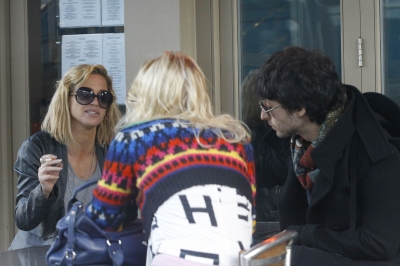Sarah_Harding_at_a_cafe_in_Primrose_17_12_11_283229.JPG