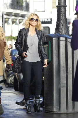 Sarah_Harding_at_a_cafe_in_Primrose_17_12_11_28729.JPG