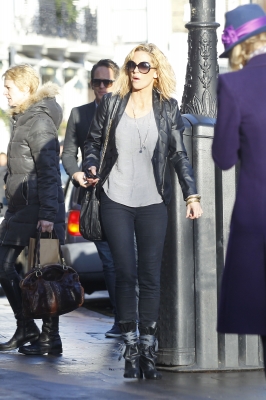 Sarah_Harding_at_a_cafe_in_Primrose_17_12_11_28829.JPG