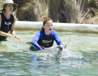Sarah_Harding_at_Dolphin_Harbor_Miami_Seaquarium_17_06_11_281229.jpg