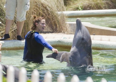 Sarah_Harding_at_Dolphin_Harbor_Miami_Seaquarium_17_06_11_281429.jpg