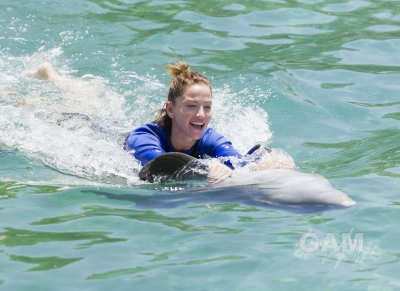 Sarah_Harding_at_Dolphin_Harbor_Miami_Seaquarium_17_06_11_281629.jpg