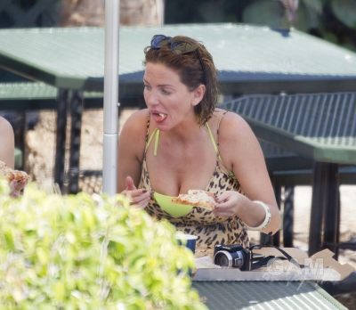 Sarah_Harding_at_Dolphin_Harbor_Miami_Seaquarium_17_06_11_282229.jpg