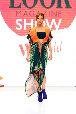 Sarah_Harding_at_Look_Fashion_Show_17_09_11_2810629.jpg
