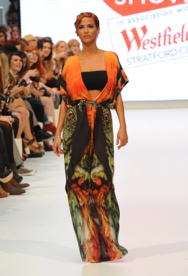Sarah_Harding_at_Look_Fashion_Show_17_09_11_282929.jpg