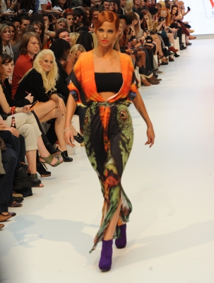 Sarah_Harding_at_Look_Fashion_Show_17_09_11_283329.jpg