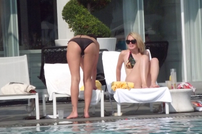 Sarah_Harding_by_the_pool_in_Miami_16_06_11_281129.jpg