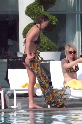 Sarah_Harding_by_the_pool_in_Miami_16_06_11_281329.jpg