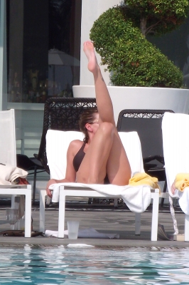 Sarah_Harding_by_the_pool_in_Miami_16_06_11_281729.jpg