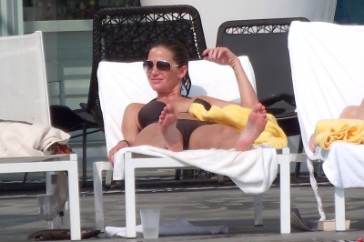 Sarah_Harding_by_the_pool_in_Miami_16_06_11_28529.jpg