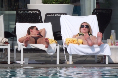 Sarah_Harding_by_the_pool_in_Miami_16_06_11_28629.jpg