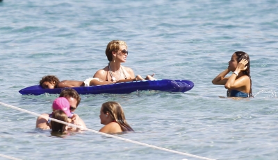 Sarah_Harding_enjoying_her_holiday_in_sunny_Ibiza_21_07_11_281029.jpg