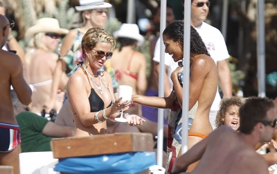 Sarah_Harding_enjoying_her_holiday_in_sunny_Ibiza_21_07_11_281229.jpg
