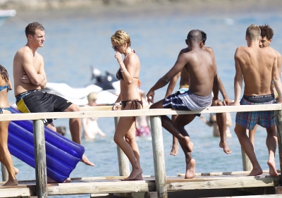 Sarah_Harding_enjoying_her_holiday_in_sunny_Ibiza_21_07_11_28729.jpg