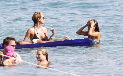 Sarah_Harding_enjoying_her_holiday_in_sunny_Ibiza_21_07_11_28929.jpg