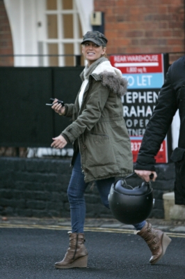 Sarah_Harding_in_Highgate_16_12_11_28229.JPG