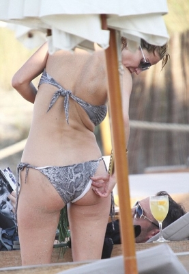 Sarah_Harding_in_Ibiza_06_07_11_283329.jpg