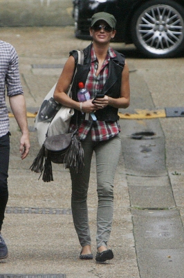 Sarah_Harding_leaving_a_dance_rehearsal_studio_04_08_11_28129.jpg