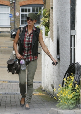 Sarah_Harding_leaving_a_dance_rehearsal_studio_04_08_11_281329.jpg