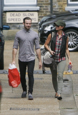 Sarah_Harding_leaving_a_dance_rehearsal_studio_04_08_11_28229.jpg