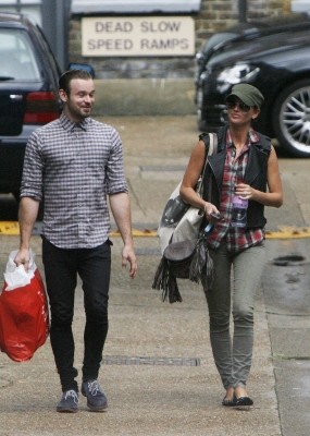 Sarah_Harding_leaving_a_dance_rehearsal_studio_04_08_11_28629.jpg