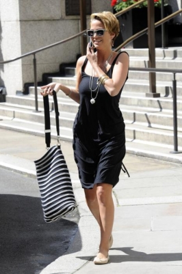 Sarah_Harding_leaving_a_hotel_in_London_24_07_11_281129.jpg