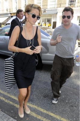 Sarah_Harding_leaving_a_hotel_in_London_24_07_11_281829.jpg