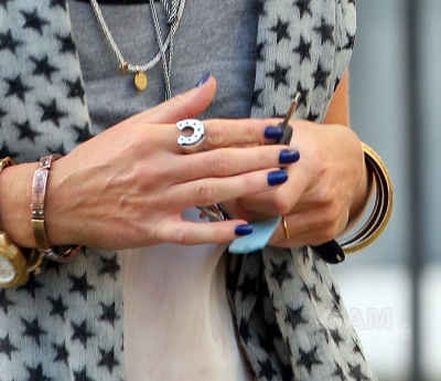 Sarah_Harding_leaving_her_managements_office_12_09_11_281829.jpg