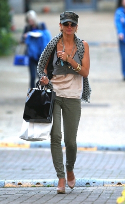 Sarah_Harding_leaving_her_managements_office_12_09_11_28229.jpg