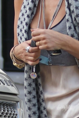 Sarah_Harding_leaving_her_managements_office_12_09_11_282329.jpg