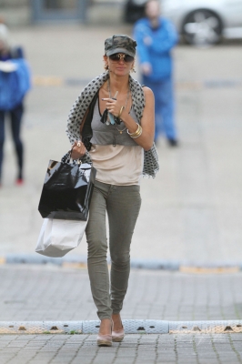 Sarah_Harding_leaving_her_managements_office_12_09_11_282829.jpg