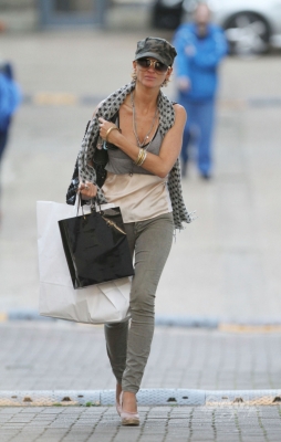 Sarah_Harding_leaving_her_managements_office_12_09_11_283029.jpg