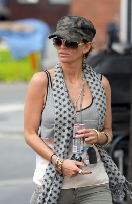 Sarah_Harding_leaving_her_managements_office_12_09_11_283529.jpg