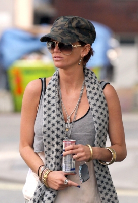 Sarah_Harding_leaving_her_managements_office_12_09_11_283729.jpg