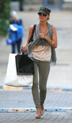 Sarah_Harding_leaving_her_managements_office_12_09_11_28429.jpg