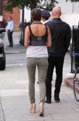 Sarah_Harding_leaving_her_managements_office_12_09_11_284329.jpg
