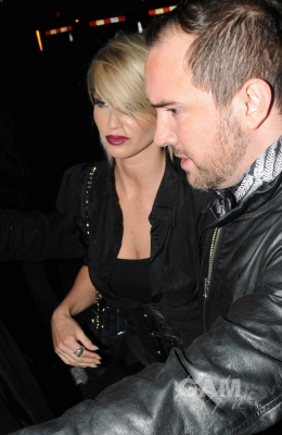 Sarah_Harding_leaving_Mahiki_08_02_11_281129.jpg