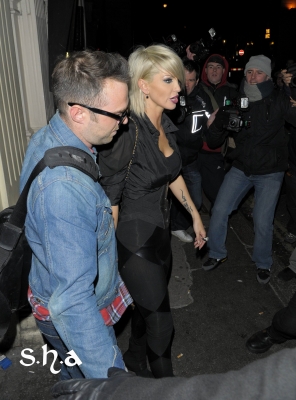 Sarah_Harding_leaving_Mahiki_08_02_11_282629.jpg
