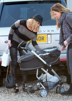Sarah_Harding_out_and_about_in_London_22_12_11_281129.jpg