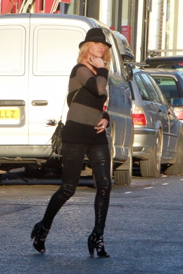 Sarah_Harding_out_and_about_in_London_22_12_11_281729.jpg