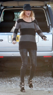 Sarah_Harding_out_and_about_in_London_22_12_11_282129.jpg
