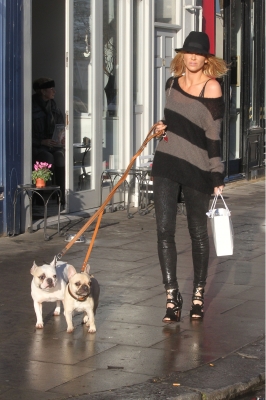 Sarah_Harding_out_and_about_in_London_22_12_11_282229.jpg