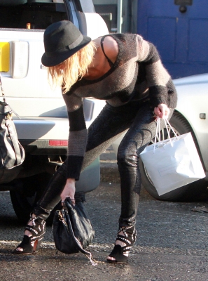 Sarah_Harding_out_and_about_in_London_22_12_11_283229.JPG