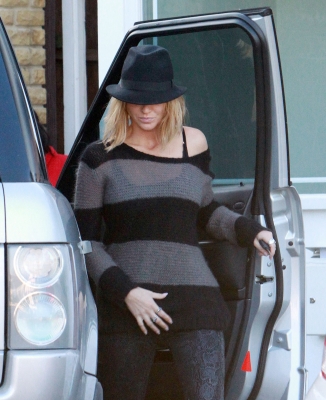 Sarah_Harding_out_and_about_in_London_22_12_11_283329.JPG