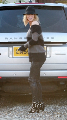 Sarah_Harding_out_and_about_in_London_22_12_11_283629.JPG