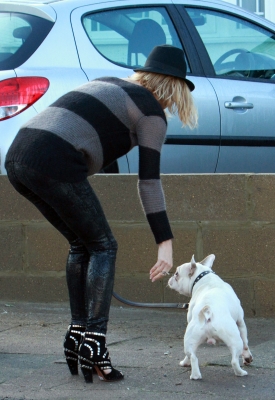 Sarah_Harding_out_and_about_in_London_22_12_11_28429.jpg