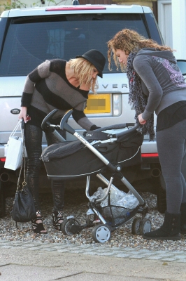 Sarah_Harding_out_and_about_in_London_22_12_11_285929.JPG