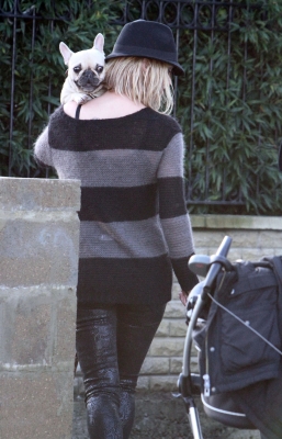 Sarah_Harding_out_and_about_in_London_22_12_11_28629.jpg