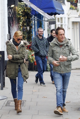 Sarah_Harding_out_in_Primrose_Hill_15_12_11_281429.JPG