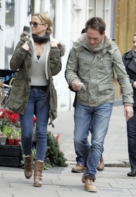 Sarah_Harding_out_in_Primrose_Hill_15_12_11_281729.JPG